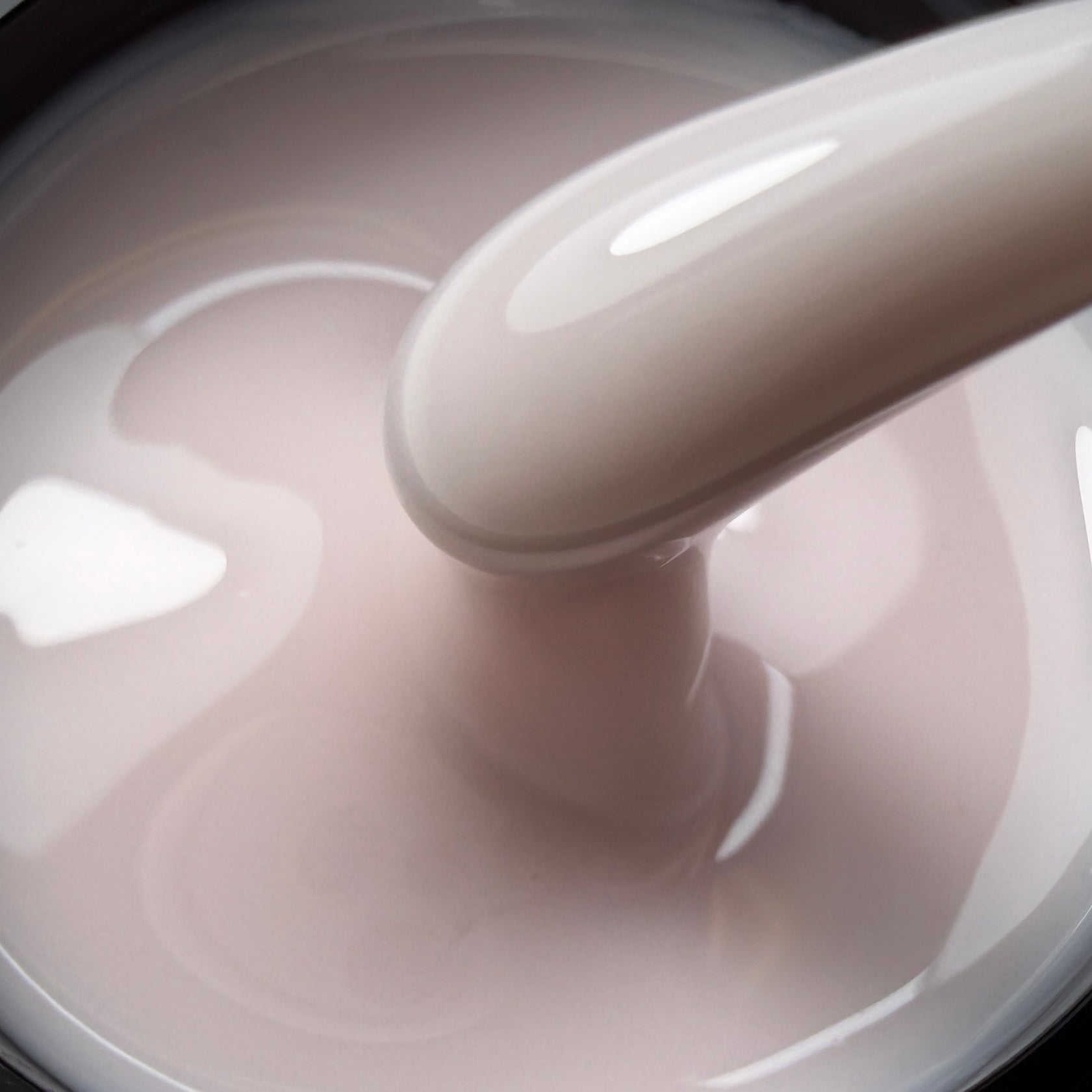 Self-leveling builder gel for salon nail services