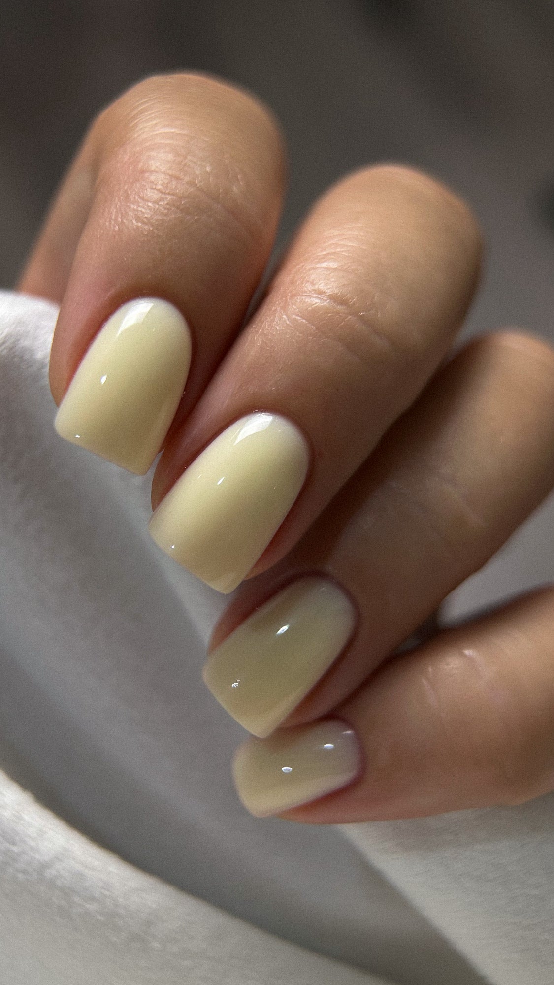 Medium-viscosity Butter hard gel for nail strengthening