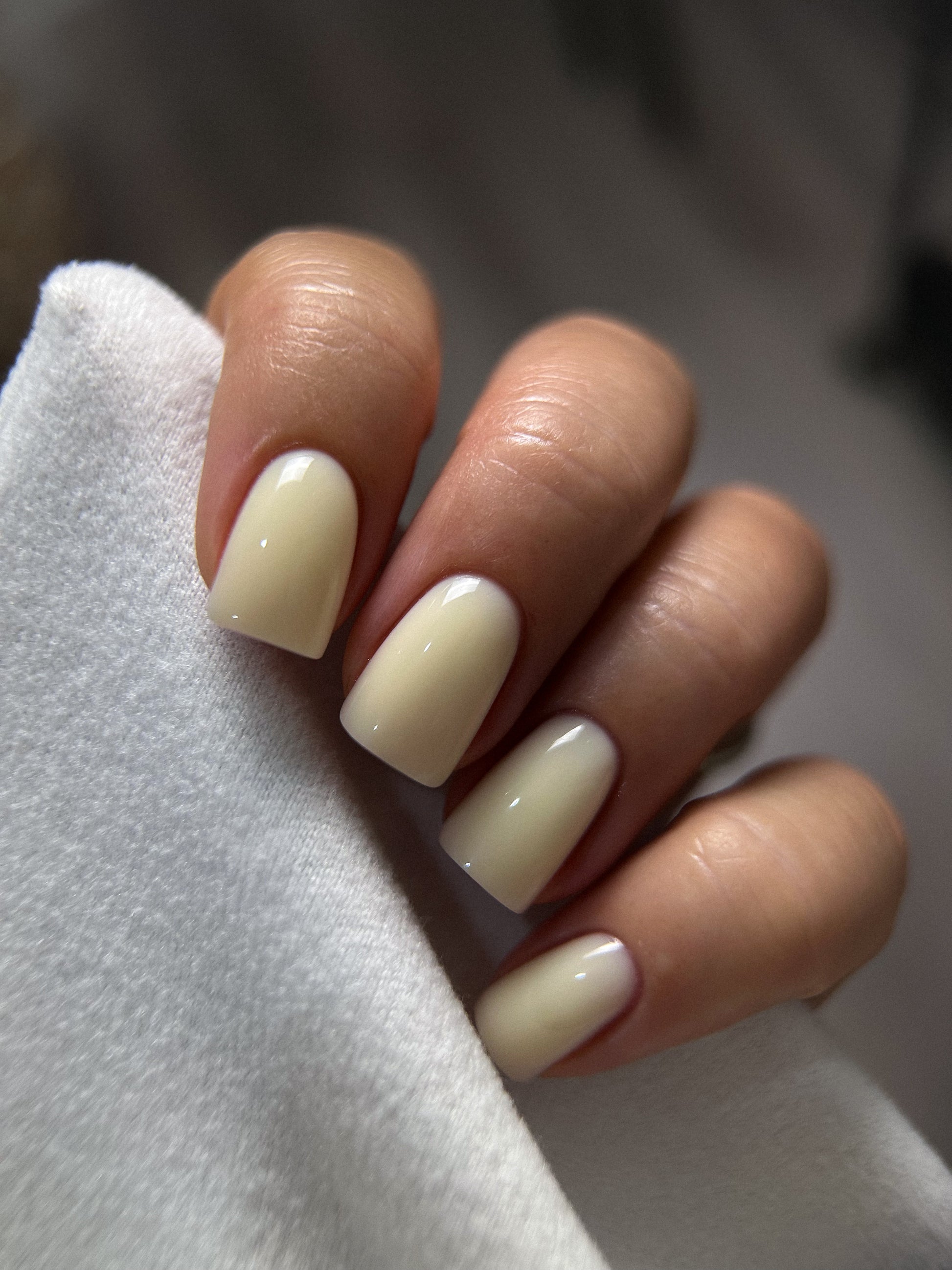 Butter self-leveling builder gel for professional nail technicians