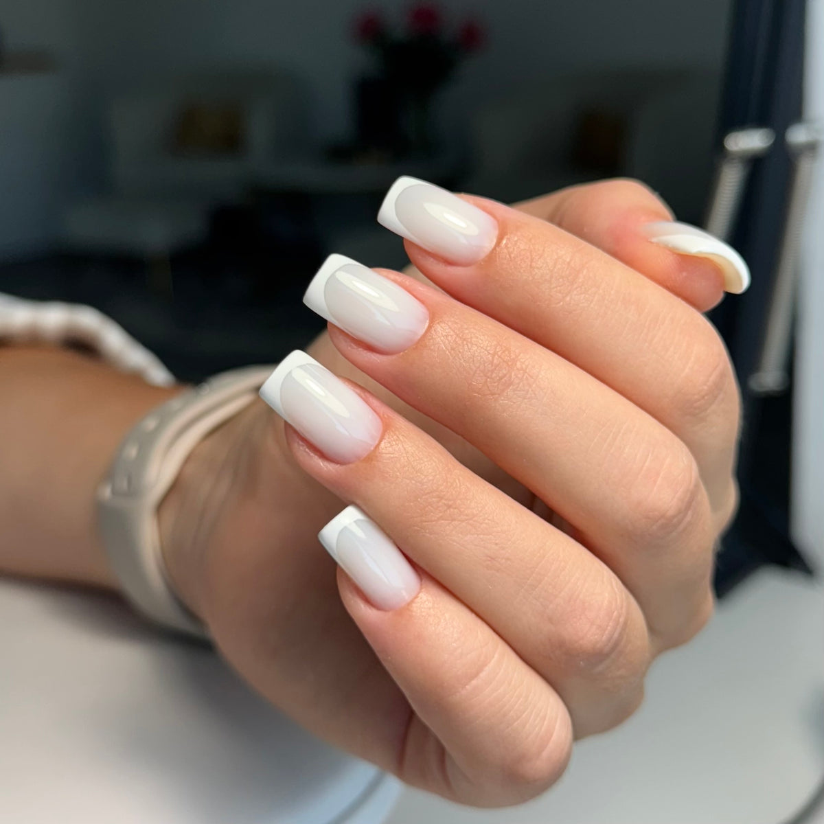 Medium-viscosity Light Mist hard gel for nail strengthening