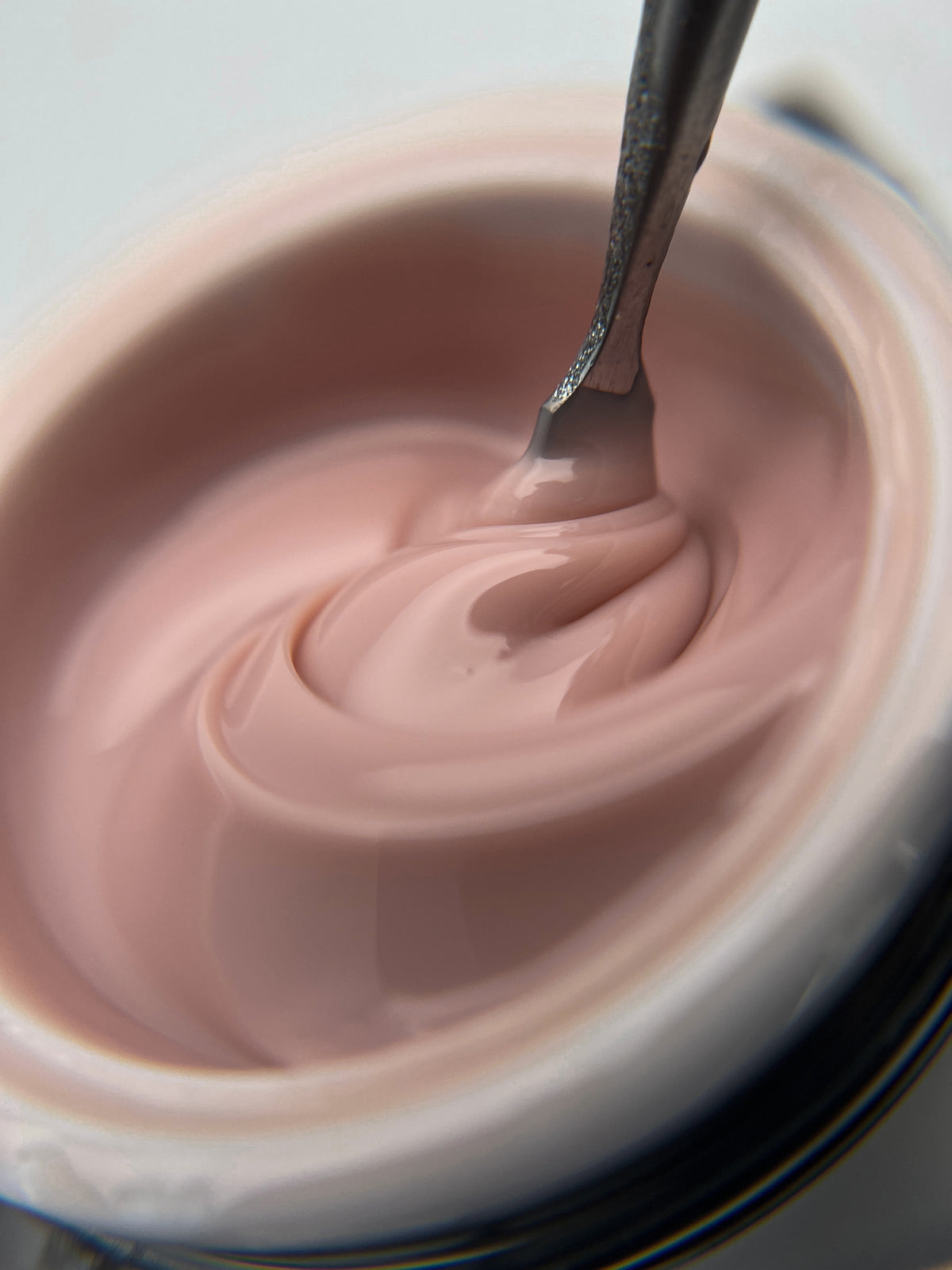 Natural self-leveling builder gel for professional nail technicians