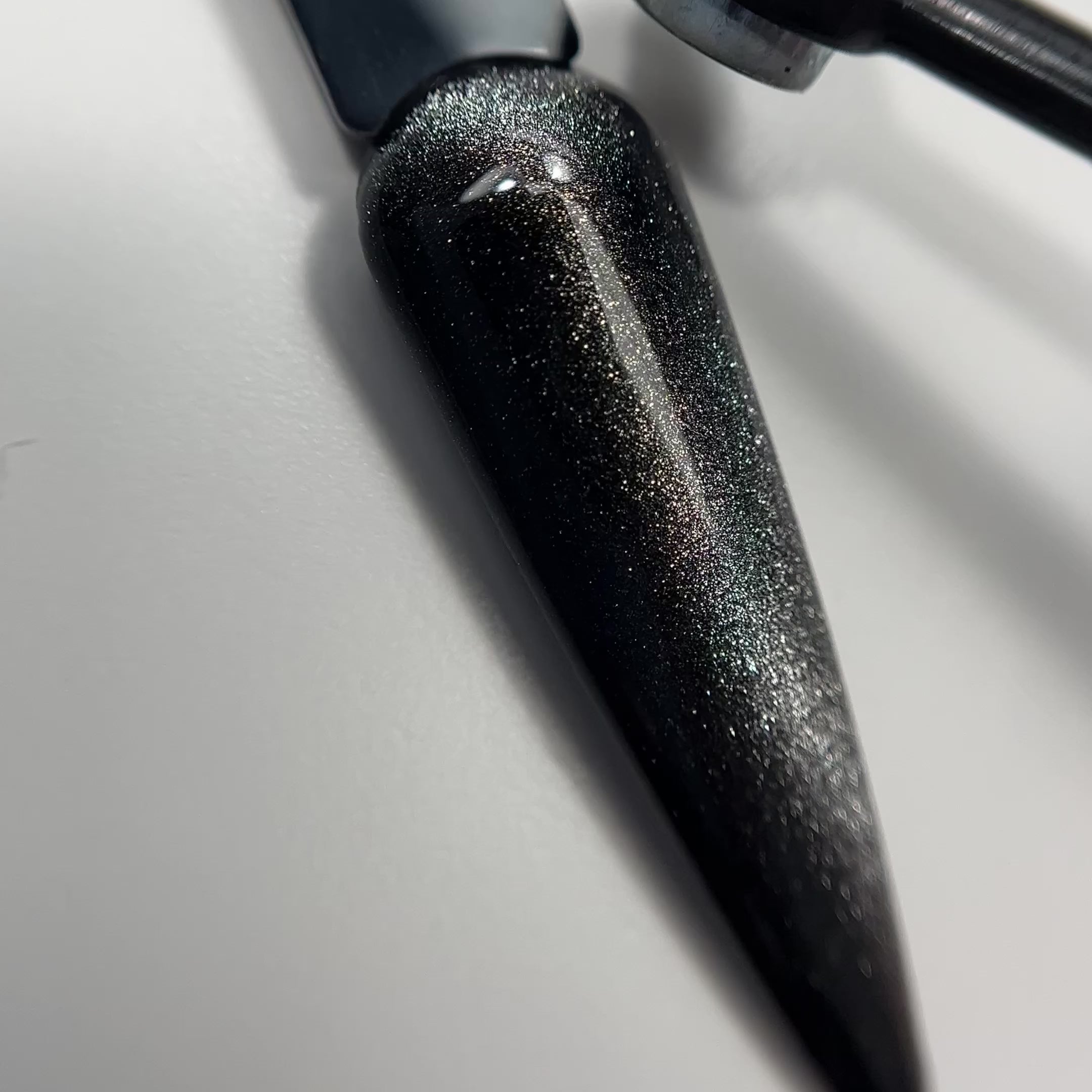 Load video: Gel Polish Cat Eye - Silver